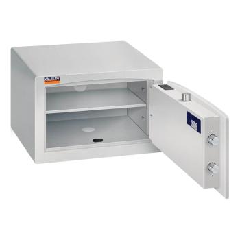 Preview: Lichtgrauer Möbeltresor mit geöffneter Tür. Sichtbare Türverriegelung und ein Zertifikat innen. Leer, mit einem Fachboden. Vor weißem Hintergrund.